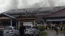 "Breaking News: RS Bethesda Serukam di Bengkayang terbakar hebat Kamis siang (20/11/2025). Penyebab diduga korsleting listrik. Asap tebal selimuti atap RS."