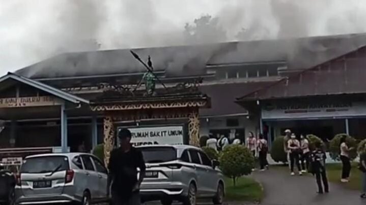 "Breaking News: RS Bethesda Serukam di Bengkayang terbakar hebat Kamis siang (20/11/2025). Penyebab diduga korsleting listrik. Asap tebal selimuti atap RS."