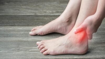 "Asam urat sering kambuh? Coba 5 kebiasaan pagi sederhana ini, mulai dari minum air lemon hingga sarapan rendah purin, untuk membantu ginjal mengontrol kadarnya."