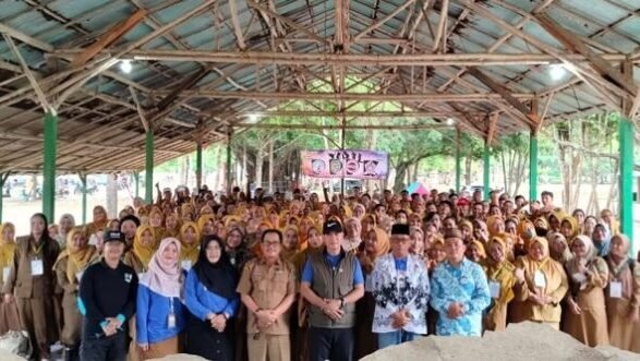 Disdikbud Singkawang gelar outbond dan penguatan pendidikan karakter bagi guru PPPK di Palm Beach. Tingkatkan profesionalisme dan sinergi menuju Singkawang Juara.