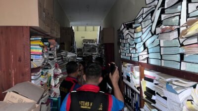 "Tim Kejati Kalbar menggeledah 4 lokasi di Sintang terkait dugaan korupsi dana hibah GKE Petra TA 2017-2019. Dokumen dan barang bukti disita penyidik."