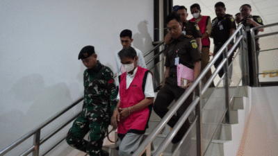 Kejati Kalbar menahan dua tersangka (Is dan Mul) dugaan korupsi dana hibah Pemprov Kalbar ke Yayasan Mujahidin. Kuasa hukum tersangka meragukan adanya kerugian negara. (Dok.. HO/Faktakalbar.id)