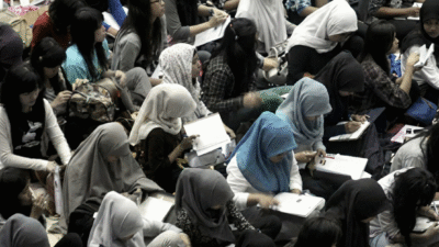 "Di balik kemandirian finansial, ada harga mahal yang harus dibayar. Simak 5 kelemahan dan risiko nyata bekerja sambil kuliah yang sering membuat mahasiswa kewalahan hingga putus studi."