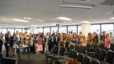 Suasana hangat foto bersama peserta dan narasumber asli Papua dalam acara Diplomasi Pertahanan Papua Day 2025 di Wellington, Selandia Baru. (Dok. HO/Faktakalbar.id)