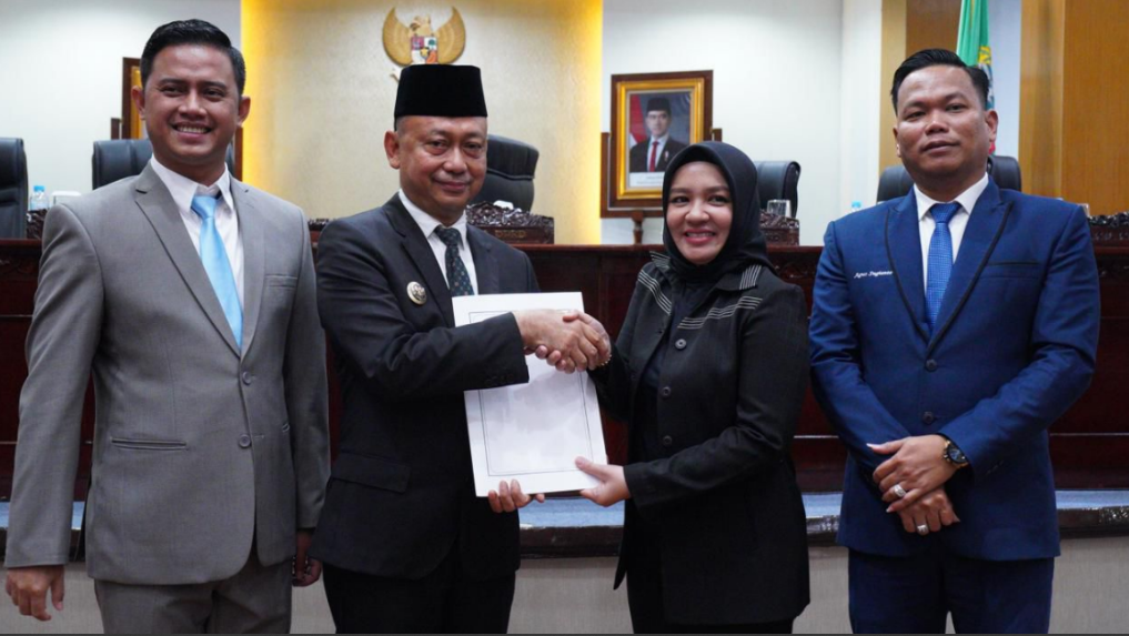 Wali Kota Pontianak Edi Rusdi Kamtono bersalaman dengan Pimpinan DPRD usai menyepakati APBD 2026 di Ruang Rapat Paripurna. (Dok. HO/Faktakalbar.id)