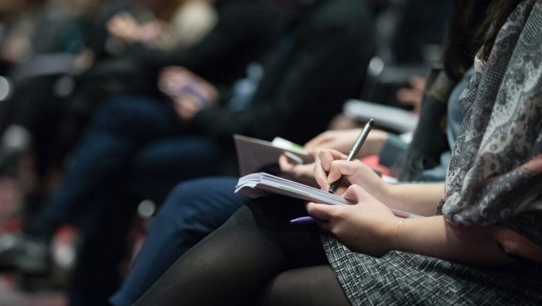 "Merasa salah jalur karena karier tidak linear dengan gelar sarjana? Jangan cemas. Simak 5 hal positif dan keuntungan tersembunyi bekerja di luar jurusan kuliah yang justru mempercepat kesuksesanmu."