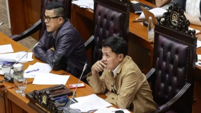 "UU KUHAP baru memberikan wewenang luas bagi polisi untuk menggeledah dan menyadap tanpa izin pengadilan dalam kondisi mendesak. Simak dampaknya bagi privasi warga."