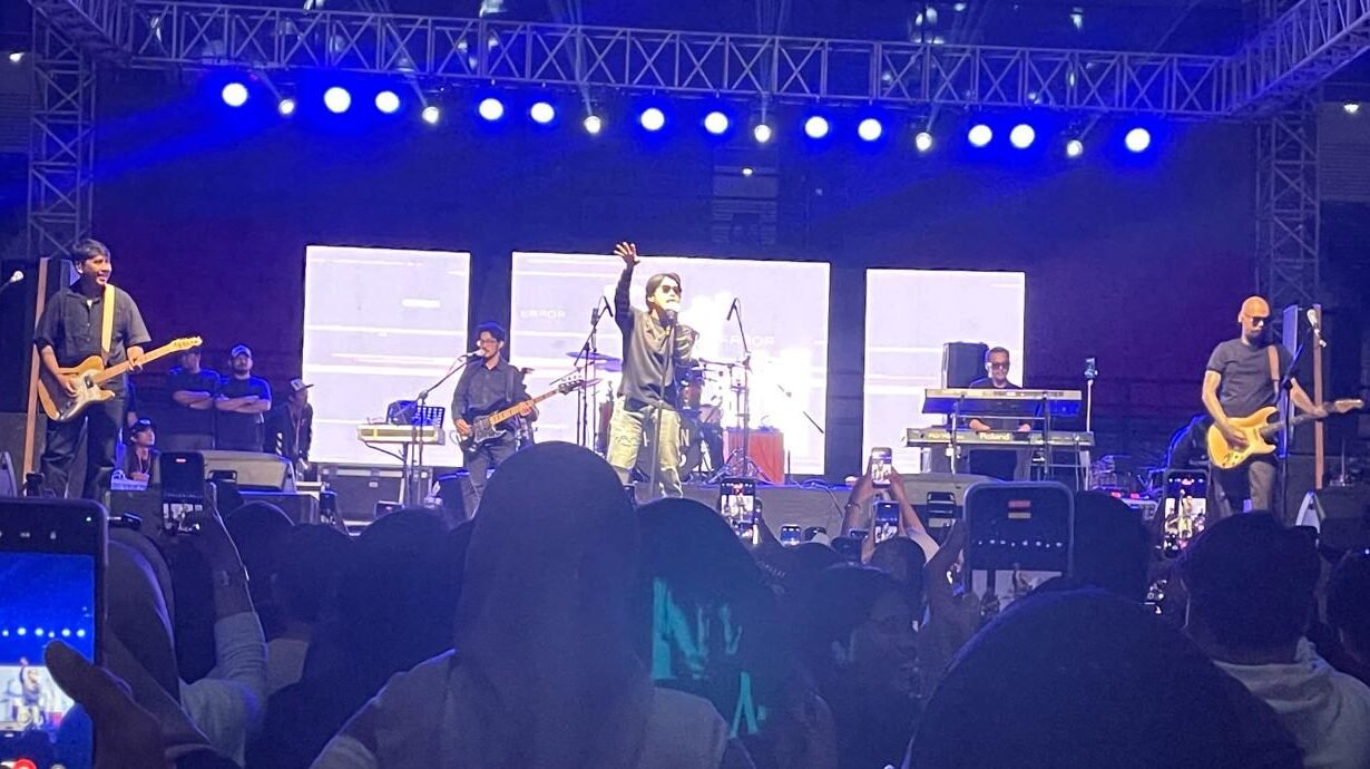 "Rony Parulian sukses getarkan ribuan fans di Borneo Fair Pontianak. Fans histeris saat 10 lagu dibawakan, termasuk hits "Mengapa"."