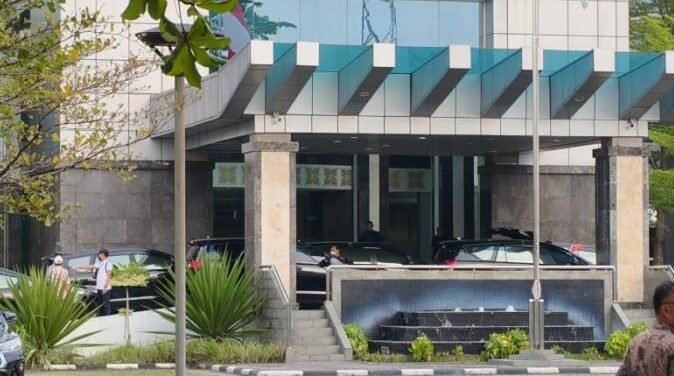 "KPK menggeledah Kantor Dinas PUPR-PKPP Riau selama 6 jam terkait dugaan korupsi infrastruktur. Penyidik menyita berkas proyek dan data pokir DPRD."