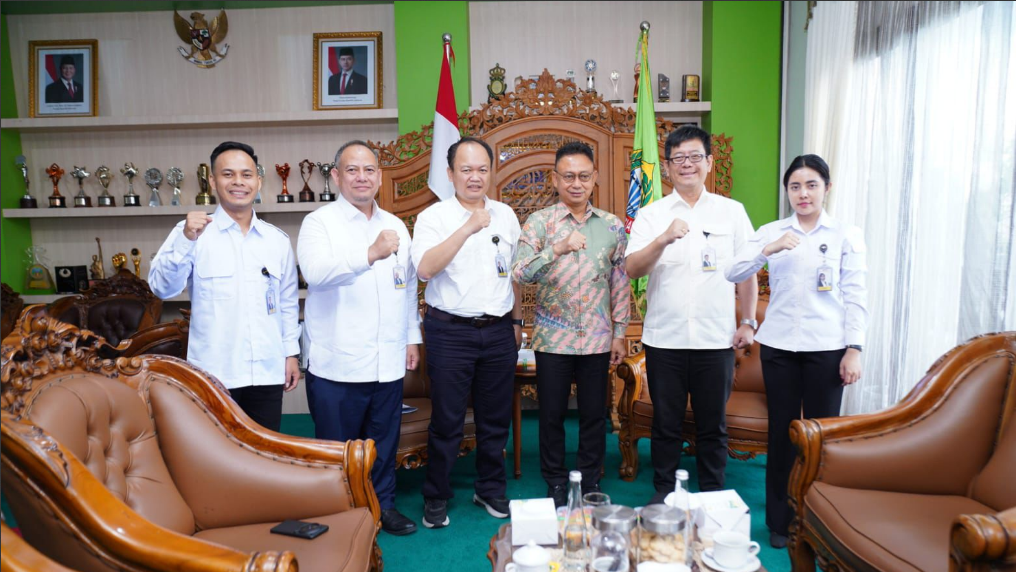 Wali Kota Pontianak Edi Rusdi Kamtono berfoto bersama tim Kedeputian I Kantor Staf Presiden usai membahas isu TPPO di Ruang VIP Kantor Wali Kota. (Dok. HO/Faktakalbar.id)