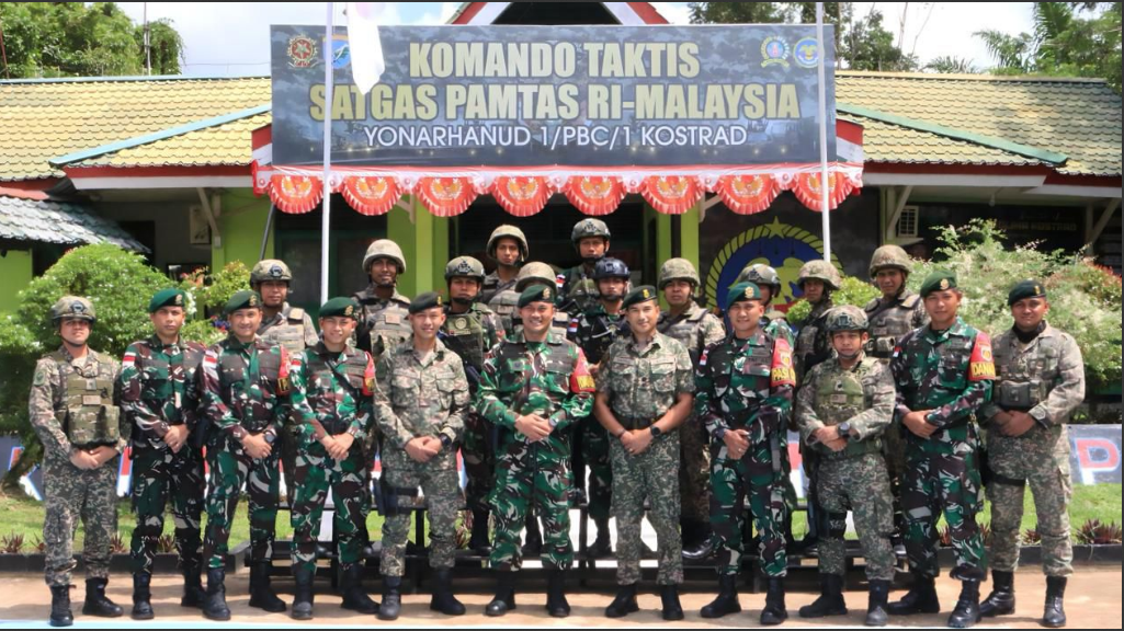 Personel Satgas Pamtas Yonarhanud 1 Kostrad dan Tentara Diraja Malaysia berfoto bersama usai pertemuan di Pos Kotis Gabma Entikong. (Dok. HO/Faktakalbar.id)