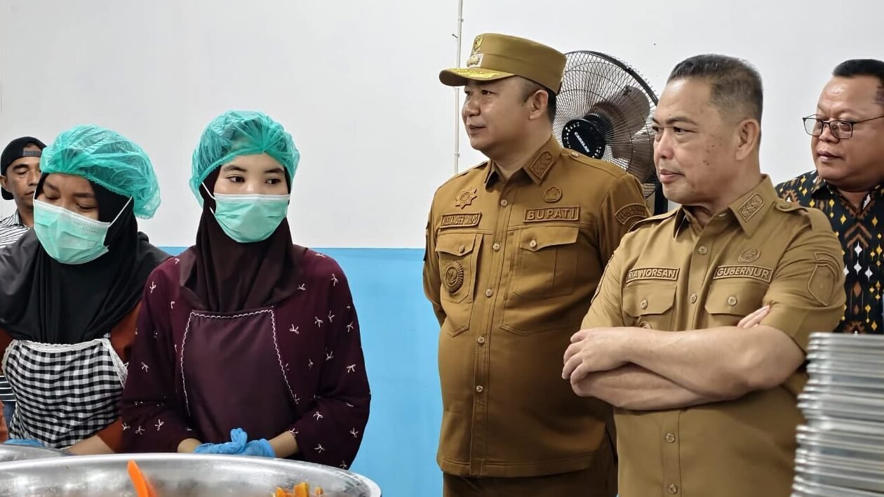 "Bupati Ketapang Alexander Wilyo sambut kunjungan kerja Gubernur Kalbar Ria Norsan. Agenda meliputi tinjauan dapur sehat MBG hingga progres perbaikan jalan provinsi."
