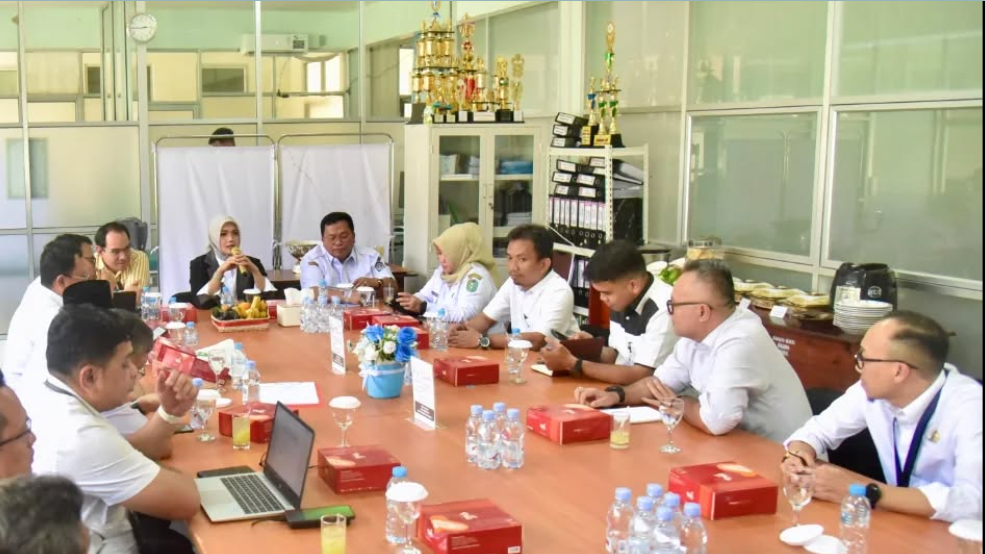 Wakil Bupati Kubu Raya Sukiryanto memimpin rapat bersama tim Kantor Staf Presiden dan Kemenkes RI membahas progres RSUD TBSI. (Dok. Prokopim Kubu Raya)