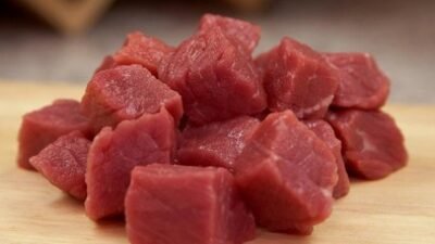 "Suhu tubuh meningkat saat cuaca terik. Jangan perparah dengan salah makan! Hindari 4 jenis makanan ini agar tubuh tidak dehidrasi dan kepanasan."