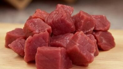 "Suhu tubuh meningkat saat cuaca terik. Jangan perparah dengan salah makan! Hindari 4 jenis makanan ini agar tubuh tidak dehidrasi dan kepanasan."