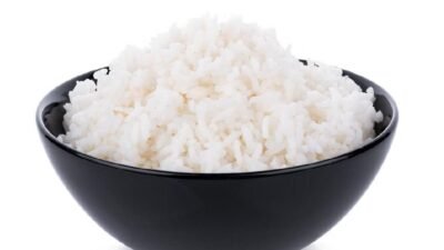 'Sering dianggap tidak enak, ternyata nasi dingin menyimpan khasiat luar biasa. Simak 4 manfaat makan nasi dingin, mulai dari kontrol gula darah hingga bantu turunkan berat badan."