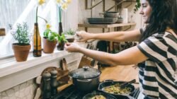 "Sering boros karena beli makan di luar? Simak 5 manfaat memasak sendiri yang tak hanya bikin hemat, tapi juga menyehatkan fisik dan mental Anda."