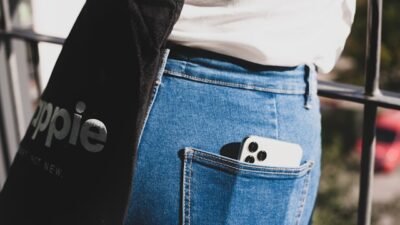 Bahaya Mengantongi HP di Saku, Simak Risiko Radiasi dan Overheating