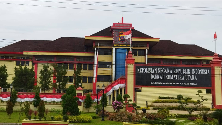 Gedung Markas Polda Sumatera Utara di Medan yang menjadi sorotan pasca pencopotan Kabid Propam terkait dugaan pemerasan. (Dok. Faktakalbar.id)