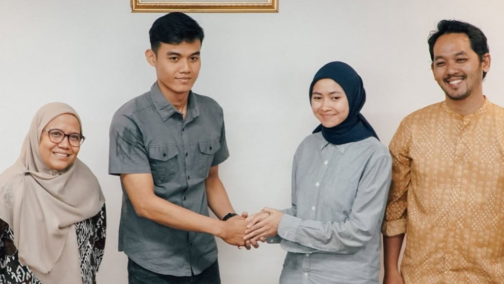 Momen jabat tangan perdamaian antara petugas KAI berinisial AB dengan penumpang berinisial AD usai mediasi kasus viral tumbler hilang. (Dok. X/@CommuterLine)