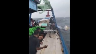 "Dramatis, kapal klotok diterjang badai di perairan Kayong Utara. Demi selamatkan 15 penumpang, 7 ton sembako terpaksa dibuang ke laut."