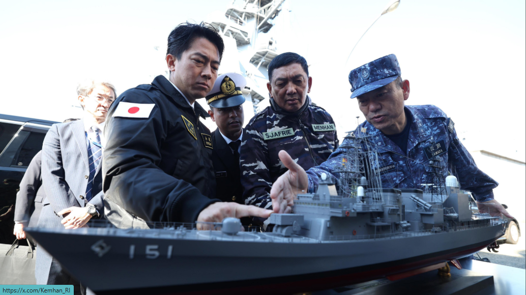 Menteri Pertahanan RI Sjafrie Sjamsoeddin (tengah) didampingi pejabat militer Jepang sedang mengamati detail maket kapal perang saat kunjungan ke Yokosuka Naval Base. (Dok. Kemhan RI)