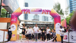 Para peserta, dipimpin oleh seorang pria (Menkeu Purbaya Yudhi Sadewa, tengah), berlari melintasi garis finis di acara Fun Run For Good Journalism 2025. (Dok. Ist/Faktakalbar.id)