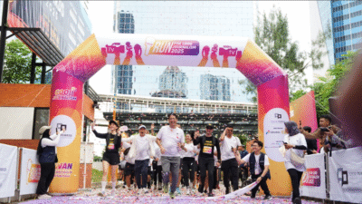 Para peserta, dipimpin oleh seorang pria (Menkeu Purbaya Yudhi Sadewa, tengah), berlari melintasi garis finis di acara Fun Run For Good Journalism 2025. (Dok. Ist/Faktakalbar.id)