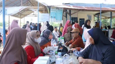 "Semarak Milad Muhammadiyah 113, Muhammadiyah Kubu Raya gelar cek kesehatan gratis dan bagi paket gizi di Desa Pinang Luar. Ratusan warga antusias hadir."