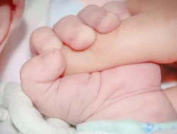 Masih Percaya “Bau Tangan”? Ini 5 Mitos Parenting Indonesia yang Harus Ditinggalkan