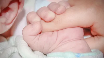 "Sering dengar bayi jangan digendong nanti bau tangan? Atau bedong harus kencang biar kaki lurus? Simak fakta medis di balik 5 mitos parenting populer di Indonesia ini. "