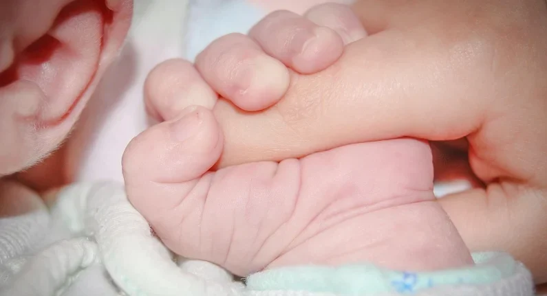 "Sering dengar bayi jangan digendong nanti bau tangan? Atau bedong harus kencang biar kaki lurus? Simak fakta medis di balik 5 mitos parenting populer di Indonesia ini. "