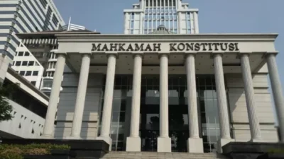 "Harapan agar rakyat punya taring untuk mengevaluasi wakil rakyat pupus. MK tolak gugatan mahasiswa, tegaskan nasib kursi anggota DPR sepenuhnya milik partai, bukan konstituen."