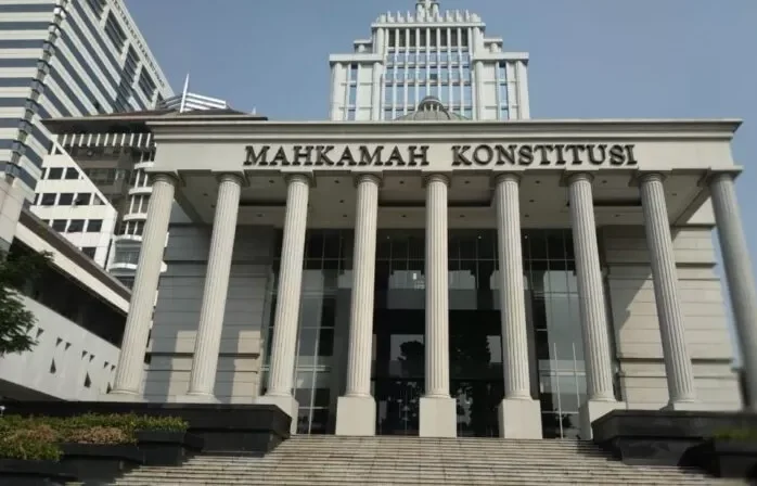 "Harapan agar rakyat punya taring untuk mengevaluasi wakil rakyat pupus. MK tolak gugatan mahasiswa, tegaskan nasib kursi anggota DPR sepenuhnya milik partai, bukan konstituen."