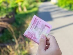 Faktor Psikologis Royal ke Orang Lain Pelit ke Keluarga: Dipicu Signaling Sosial Hingga Narsistik