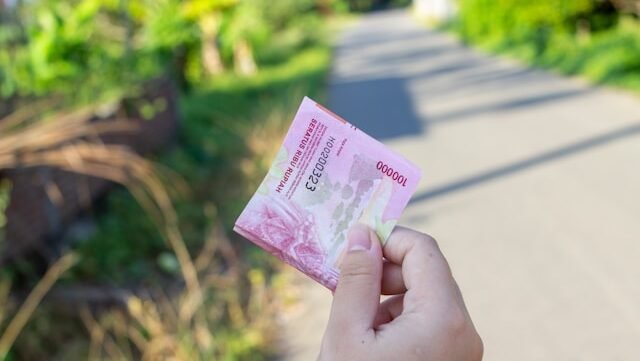 Kenapa Royal ke Orang Lain Pelit ke Keluarga? Ini 3 Faktor Psikologis