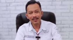 'Pemkab Sintang resmi terapkan aturan wajib bawa kantong belanja ramah lingkungan mulai 1 Desember 2025. Larangan plastik sekali pakai berlaku di pasar hingga hotel."