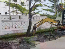 Lumpur Hitam ‘Menggunung’ di Sisi Masjid Al-Ikhlas, Bukti Drainase Kota Jarang Disentuh?