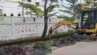 Alat berat ekskavator Dinas PUTR Ketapang mengeruk endapan lumpur tebal di drainase Jalan KH Mansyur sekitar Masjid Al-Ikhlas. (Dok. Ist)