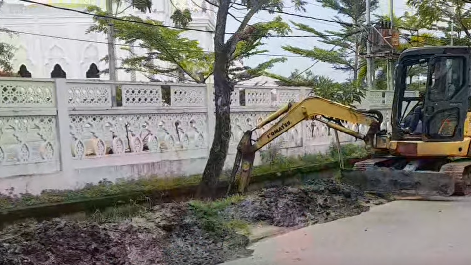 Alat berat ekskavator Dinas PUTR Ketapang mengeruk endapan lumpur tebal di drainase Jalan KH Mansyur sekitar Masjid Al-Ikhlas. (Dok. Ist)