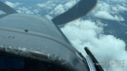 Suasana dari dalam kokpit pesawat saat Operasi Modifikasi Cuaca (OMC) BNPB untuk penanganan longsor Cilacap, Minggu (16/11/2025). (Dok. HO/Faktakalbar.id)