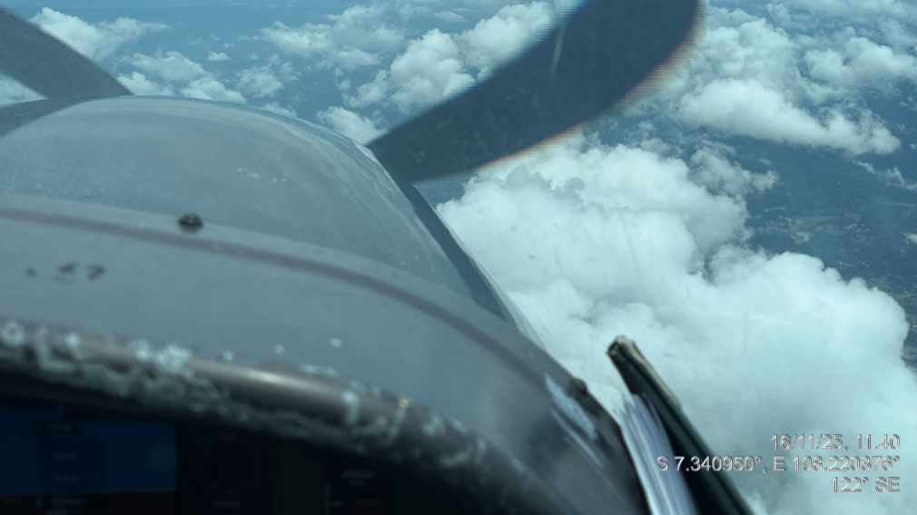 Suasana dari dalam kokpit pesawat saat Operasi Modifikasi Cuaca (OMC) BNPB untuk penanganan longsor Cilacap, Minggu (16/11/2025). (Dok. HO/Faktakalbar.id)