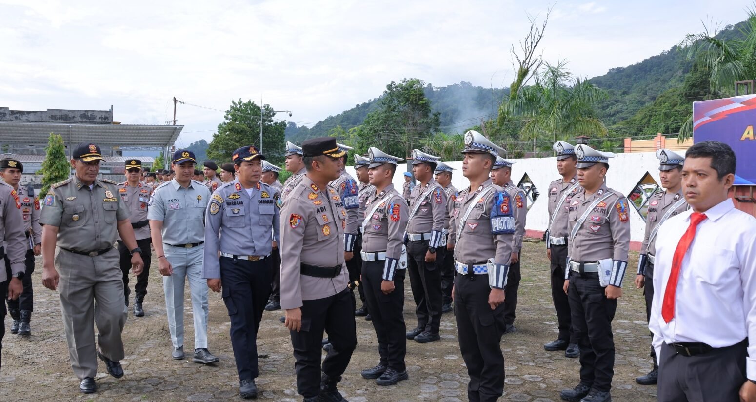 "Polres Kayong Utara resmi memulai Operasi Zebra Kapuas 2025 selama 14 hari. Kapolres menekankan penindakan humanis dan optimalisasi ETLE untuk menekan pelanggaran."