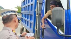 "Satlantas Polres Kayong Utara menggelar Operasi Zebra 2025 di Simpang 4 Kedinasan. Petugas perketat pemeriksaan SIM, STNK, dan helm SNI demi keselamatan lalu lintas."