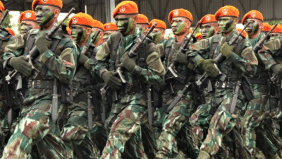 Pasukan elite Kopasgat TNI AU dengan baret jingga berbaris siap ditugaskan untuk pengamanan objek vital nasional. (Dok. Ist)