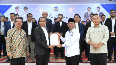 Bupati Ketapang Alexander Wilyo menyaksikan pelantikan pengurus IKA FISIP Untan periode 2025-2029 di Pendopo Bupati Ketapang. (Dok. Facebook/Alexander Wilyo)