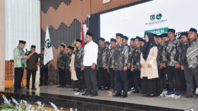 Sekda Kalbar Harisson melantik jajaran pengurus KAHMI dan FORHATI Kabupaten Kubu Raya periode 2025-2030 disaksikan Bupati Sujiwo. (Dok. HO/Faktakalbar.id)