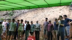 "Prosesi pemakaman warga Desa Alur Bandung, Bapak Ajung, berjalan lancar. Personel Polsek Teluk Batang bantu pengaturan lalu lintas dan keamanan di lokasi duka."