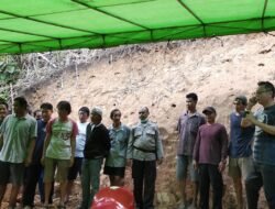 Warga Desa Alur Bandung Berduka, Polisi Bantu Kelancaran Prosesi Pemakaman