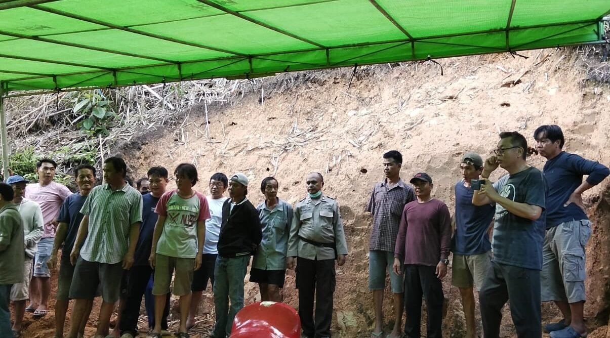 "Prosesi pemakaman warga Desa Alur Bandung, Bapak Ajung, berjalan lancar. Personel Polsek Teluk Batang bantu pengaturan lalu lintas dan keamanan di lokasi duka."
